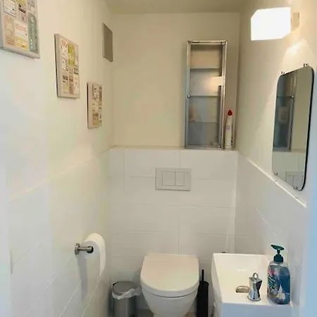 Familial, Lumineux Avec Parking & Terrasse Lägenhet *